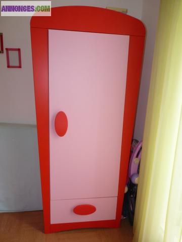 Armoire ikéa rose et rouge