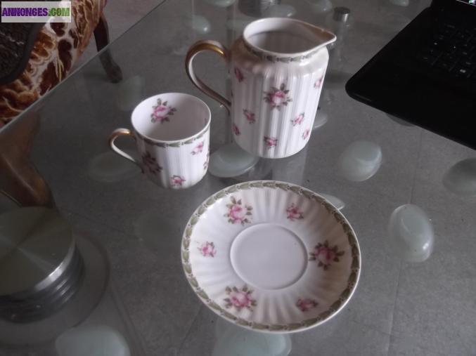 Tasses a cafe et soucoupe en porcelaine