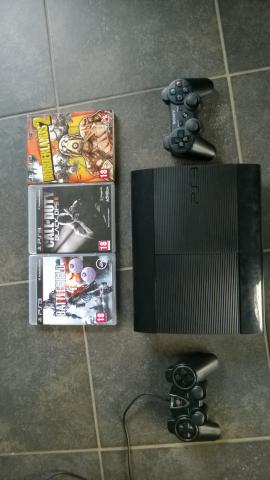 PS3 ultra slim 12 GO + 2 manettes + 3 jeux