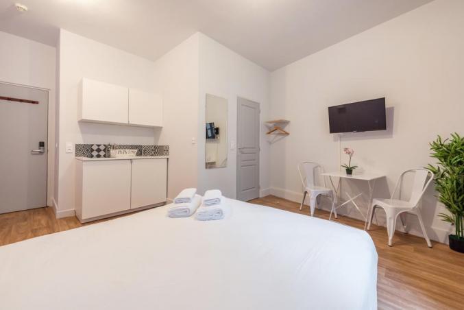 STUDIO DE 35M² AU 8 Rue d'Artois 75008 Paris, France à 860€/Mois