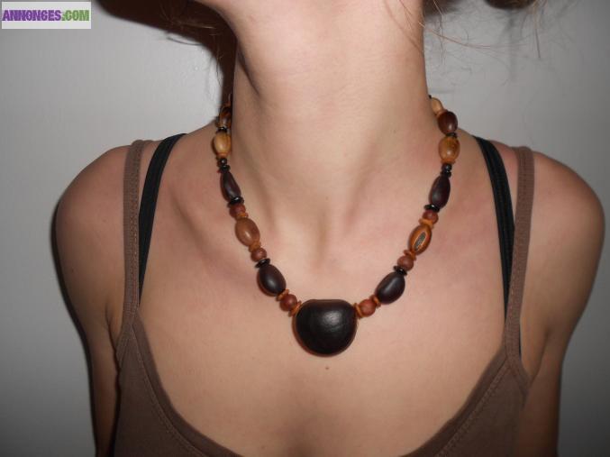 Collier artisanal en graines tropicales