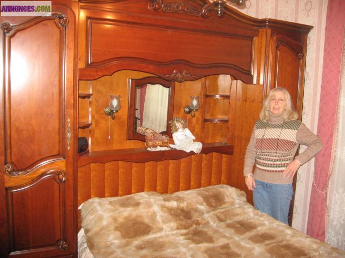 Chambre à coucher avec pont et armoire