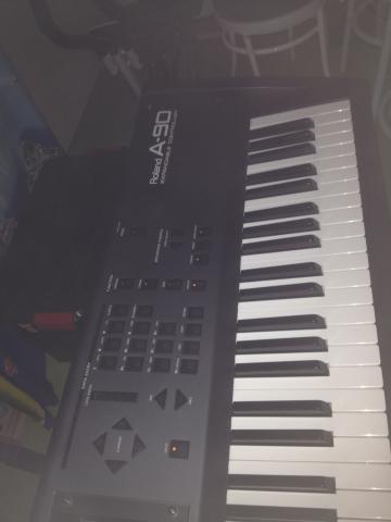 VENDS ROLAND A90 CARTE VE-RD1 incluse