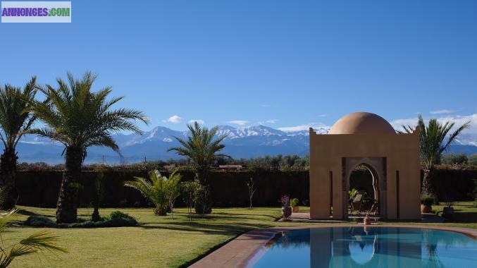 Très belle villa à vendre à Marrakech au pied des montagnes.  