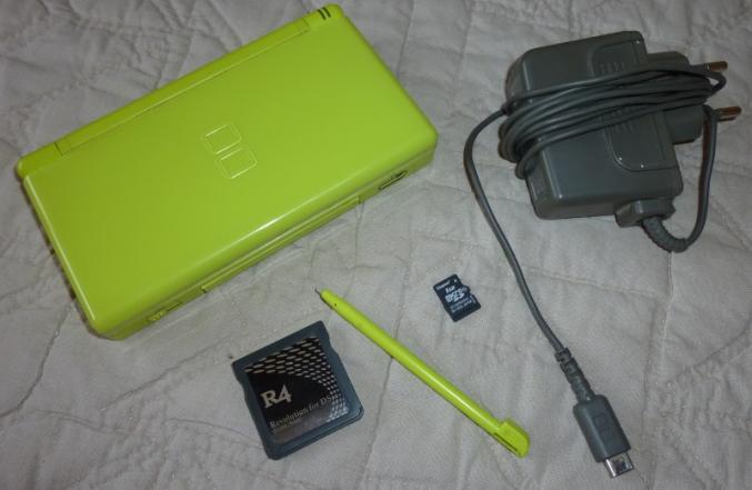 Vend Nintendo DS Lite verte + R4 + micro SD