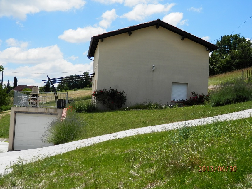 Loue maison avec grand terrain