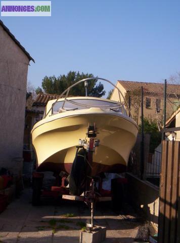 Bateau moteur remorque