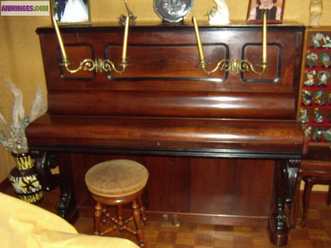 Piano ancien et son tabouret