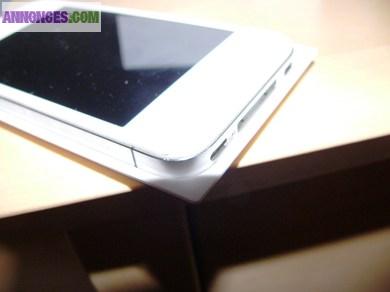 IPhone 4s 32GO blanc avec ses accessoires