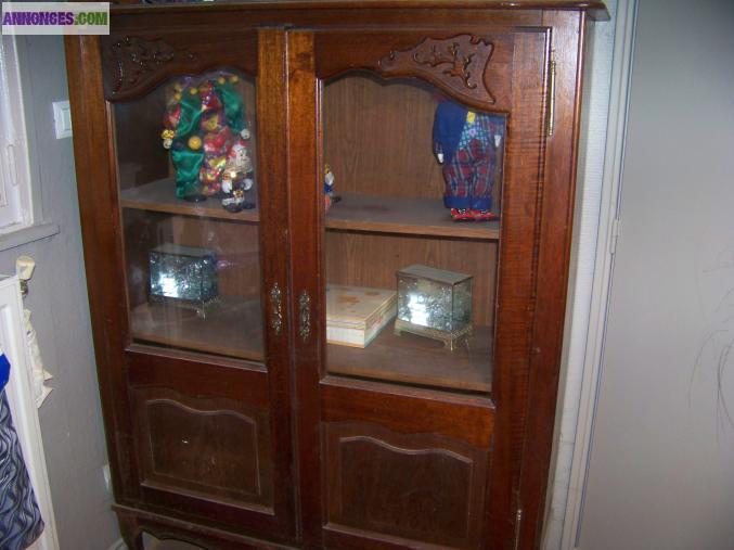 A vendre vitrine avec porte