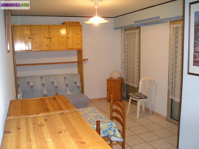 A L'ANNEE STUDIO MEUBLE - DISPONIBLE IMMEDIATEMENT