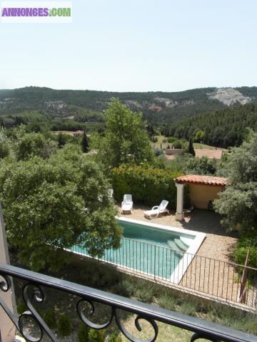 Mas Provençal récent avec piscine pour 7 à 9 personnes dans le Luberon.