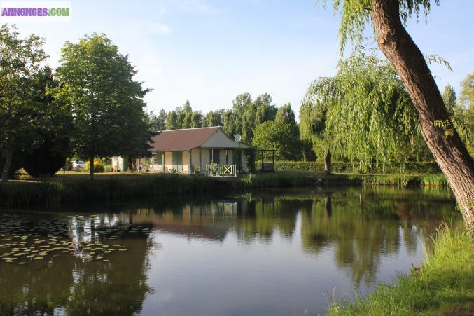 Chalet , grange , garage étang sur TERRAIN 8000m2 dans village classé