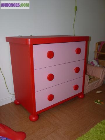 Commode ikéa rose et rouge