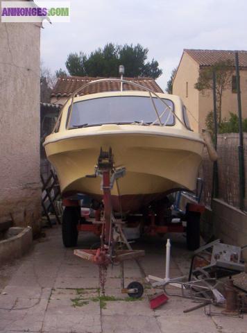 Bateau moteur remorque