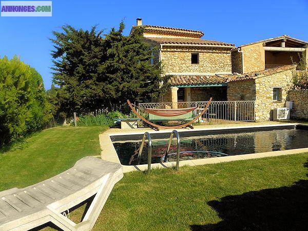 Vente maison de hameau avec jardin et piscine en Provence