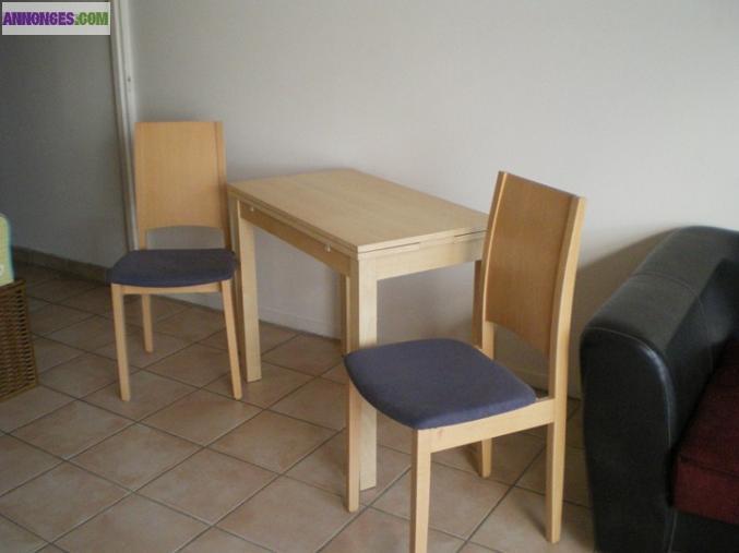 Table de cuisine et ses 2 chaises