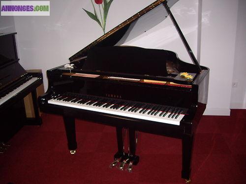 PIANO A QUEUE YAMAHA G2 NOIR - SOMPTUEUX - 3 PEDALES