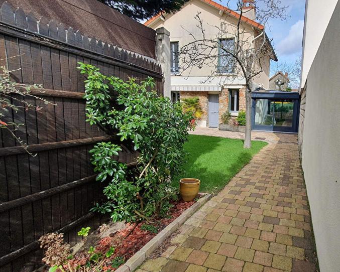 Maison lumineuse et traversante, au calme, élevée sur deux niveaux