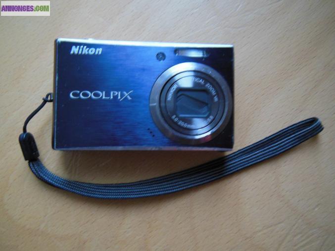 Appareil photo Nikon Coolpix S610 et son chargeur