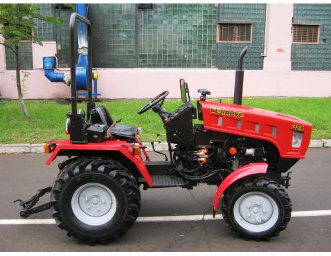 Tracteur MTZ 321 à roues