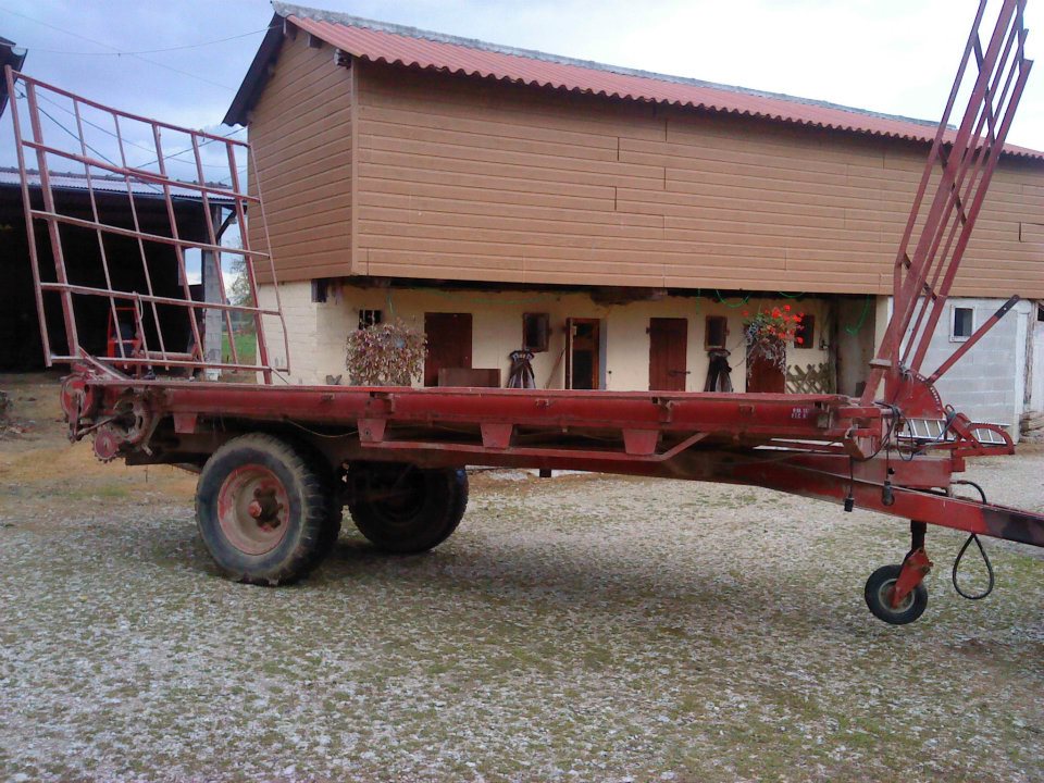 REMORQUE AGRICOLE POUR TRANSPORTER DU BOIS EN TRES BON ETAT