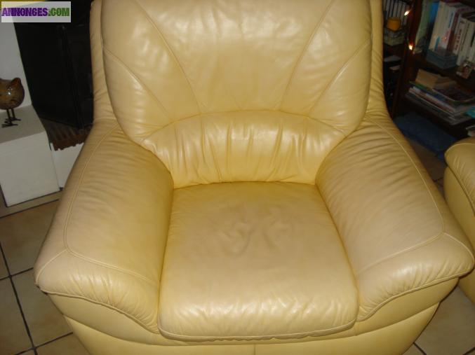 Salon cuir fine fleur jaune, canapé 3 pl. + 2 fauteuils.