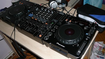 BRAND NEW SET OF 2x Pioneer CDJ-2000 Nexus & 1x PIONEER DJM-900 Nexus at 2800 EUR