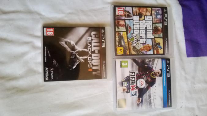 Pack PS3 Slim 500go et GTA V + 2 jeux et manette