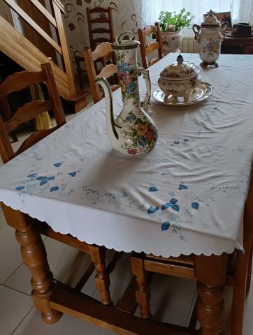 Table de salle à manger et bahut 