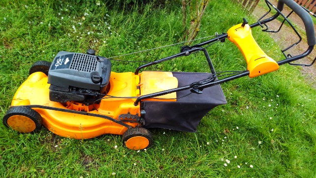 Tondeuse tractée carter 50cm moteur Briggs et Stratton en bon état général.