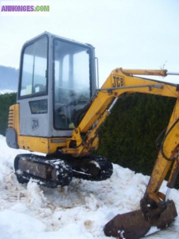 JCB 801.4 ,très bon état mécanique,,année 2004, chenille bonnes à 80%, 2500h, 3 godets, siège neuf, prix ferme, livraison possible