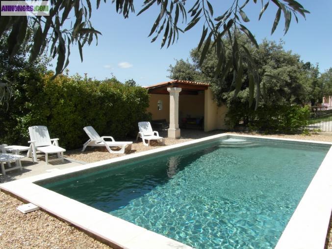 Mas Provençal récent avec piscine pour 7 à 9 personnes dans le Luberon.