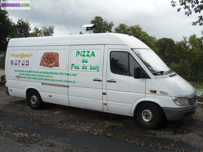 Superbe camion a pizza four a bois