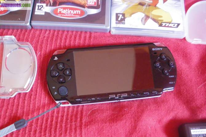 PSP Slim + 5 jeux + coque de protection + carte 2G