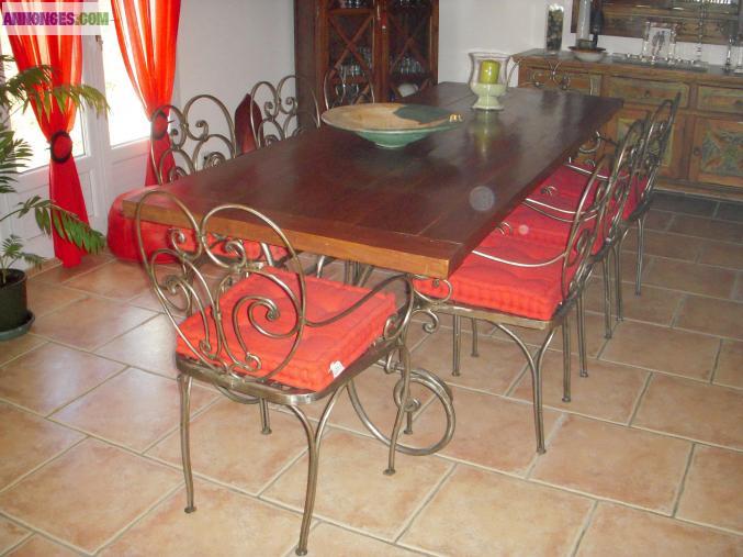 Table avec 8 chaises estampillées.