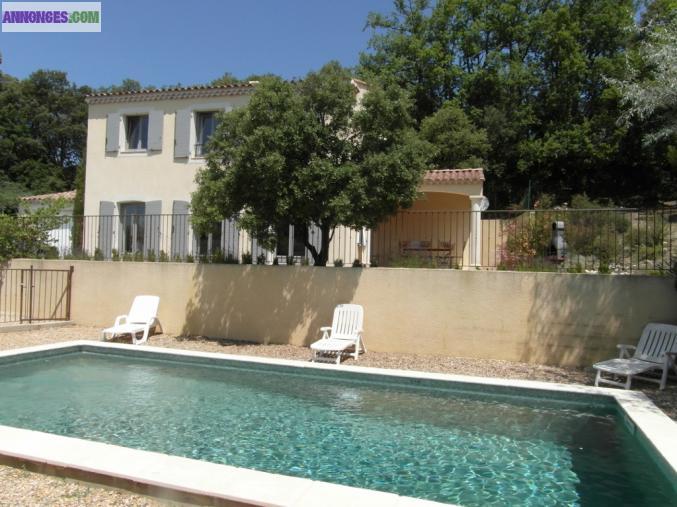 Mas Provençal récent avec piscine pour 7 à 9 personnes dans le Luberon.